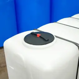 Емкость KR 4000л с 2 патрубками 90 и 63 мм белая в обрешетке (полный слив)