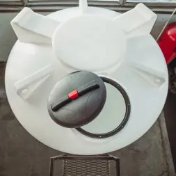 Емкость ЦКТ 5000 л с патрубком 110мм белая в обрешетке с лестницей