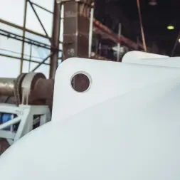 Емкость ЦКТ 5000 л с патрубком 110мм белая в обрешетке с лестницей