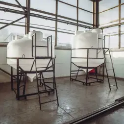 Емкость ЦКТ 5000 л с патрубком 110мм под плотность до 1,2 г/см3 белая в обрешетке