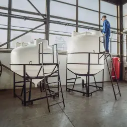 Емкость ЦКТ 5000 л с патрубком 110мм с фланцем белая в обрешетке