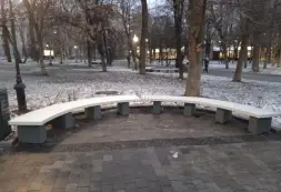 Скамейка стальная «Радиус» на бетонных опорах без спинки 3,65 м