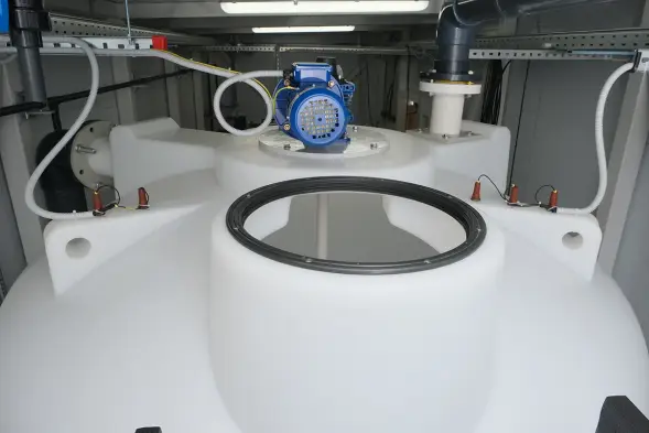 Емкость ЦКТ 3000 л с патрубком 160мм с фланцем белая