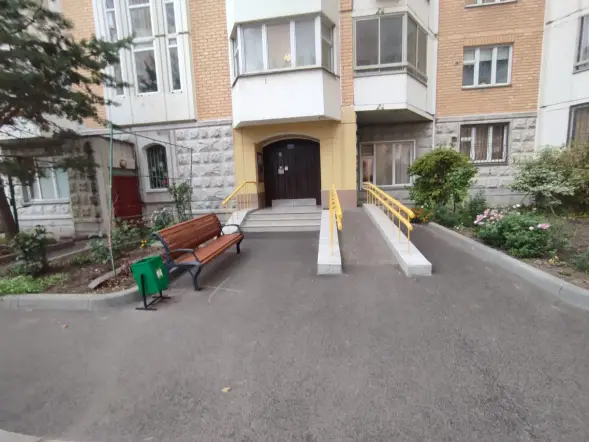 Скамейка чугунная «Голландия» с подлокотниками 3,0 м (3 опоры)