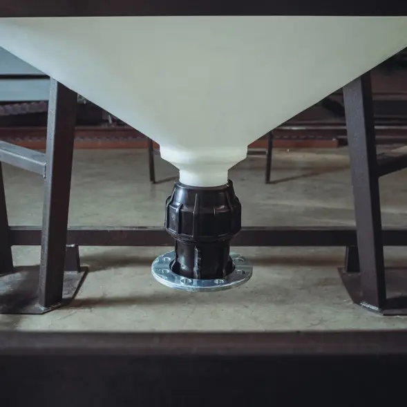 Емкость ЦКТ 3000 л с патрубком 160мм под плотность до 1,2 г/см3 белая в обрешетке с лестницей