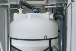 Емкость ЦКТ 3000 л с патрубком 160мм с фланцем под плотность до 1,5 г/см3 белая в обрешетке