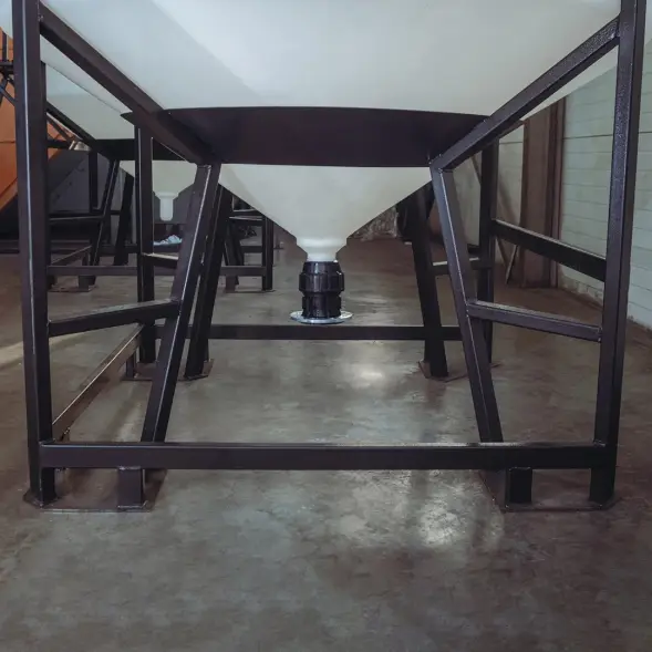 Емкость ЦКТ 3000 л с патрубком 90мм с фланцем под плотность до 1,2 г/см3 белая в обрешетке с лестницей