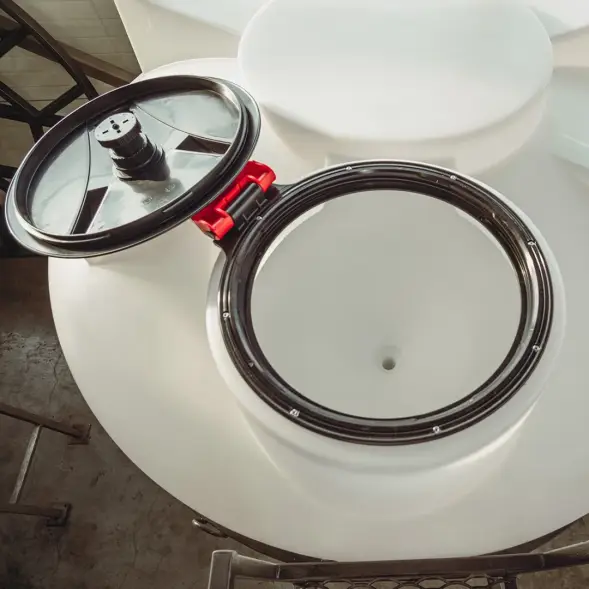 Емкость ЦКТ 3000 л с патрубком 90мм с фланцем под плотность до 1,2 г/см3 белая в обрешетке с лестницей