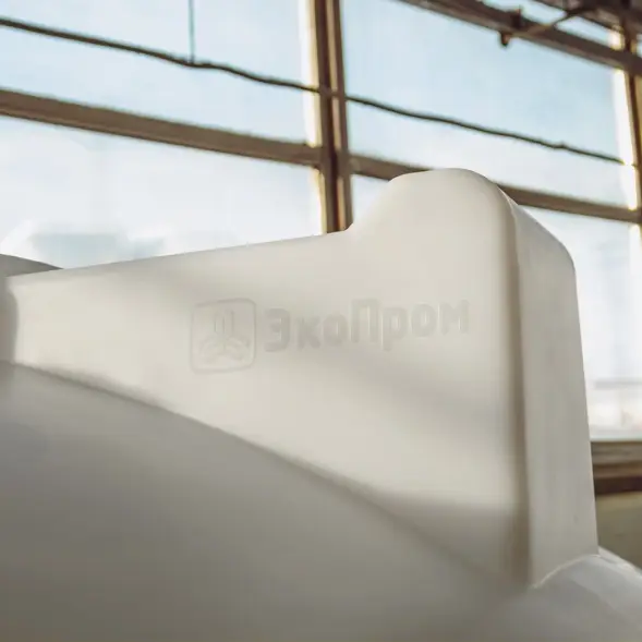 Емкость ЦКТ 5000 л с патрубком 110мм под плотность до 1,5 г/см3 белая в обрешетке с лестницей