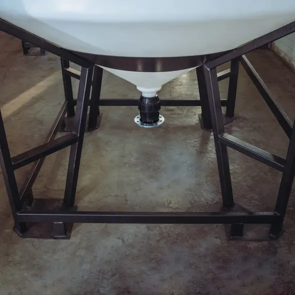 Емкость ЦКТ 5000 л с патрубком 110мм под плотность до 1,5 г/см3 белая в обрешетке с лестницей