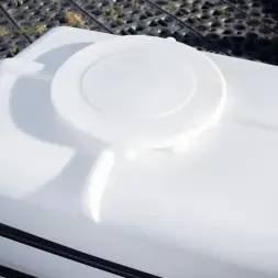 Емкость K 3000л белая с откидной крышкой в обрешетке