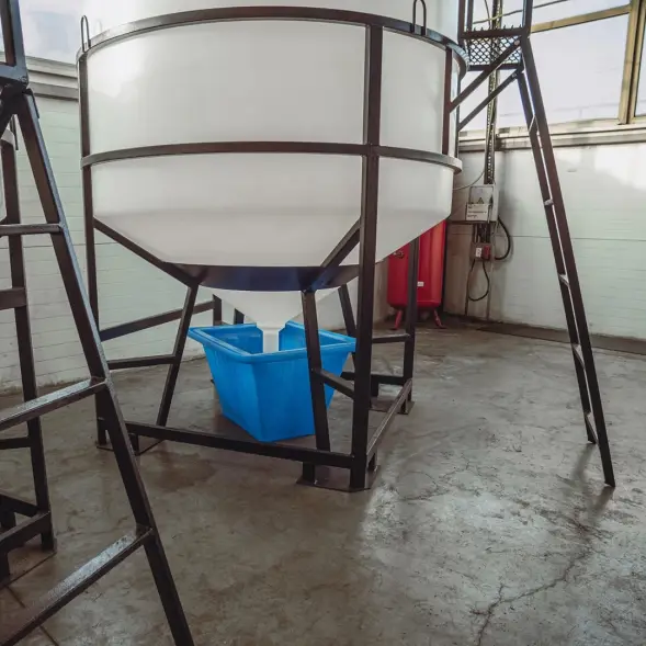 Емкость ЦКТ 5000 л с патрубком 110мм с фланцем под плотность до 1,5 г/см3 белая в обрешетке с лестницей