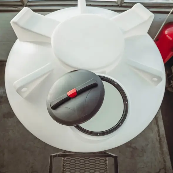 Емкость ЦКТ 5000 л с патрубком 110мм с фланцем под плотность до 1,5 г/см3 белая в обрешетке с лестницей