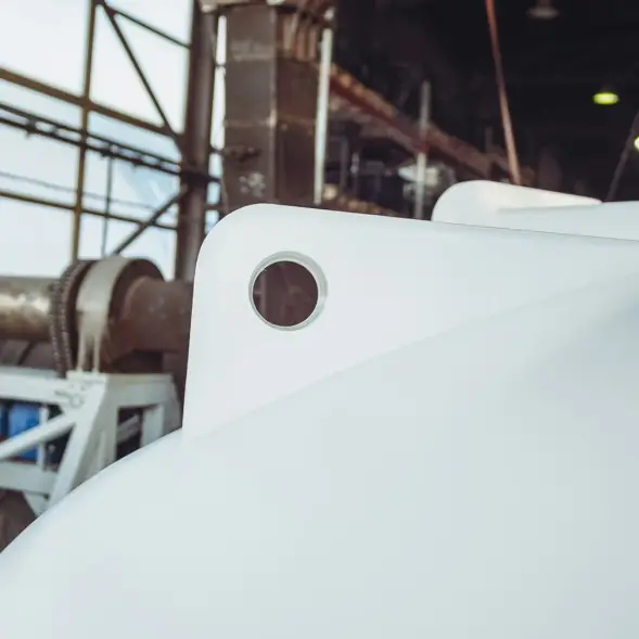 Емкость ЦКТ 5000 л с патрубком 110мм с фланцем под плотность до 1,5 г/см3 белая в обрешетке с лестницей