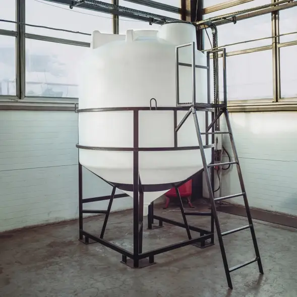 Емкость ЦКТ 5000 л с патрубком 160мм с фланцем под плотность до 1,2 г/см3 белая в обрешетке